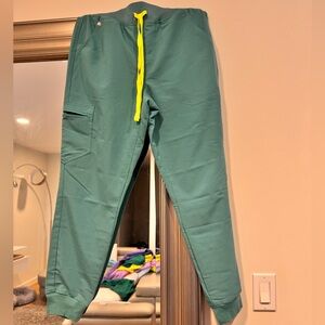 Figs women’s high waisted Zamora scrub pant in color cactus size medium regular